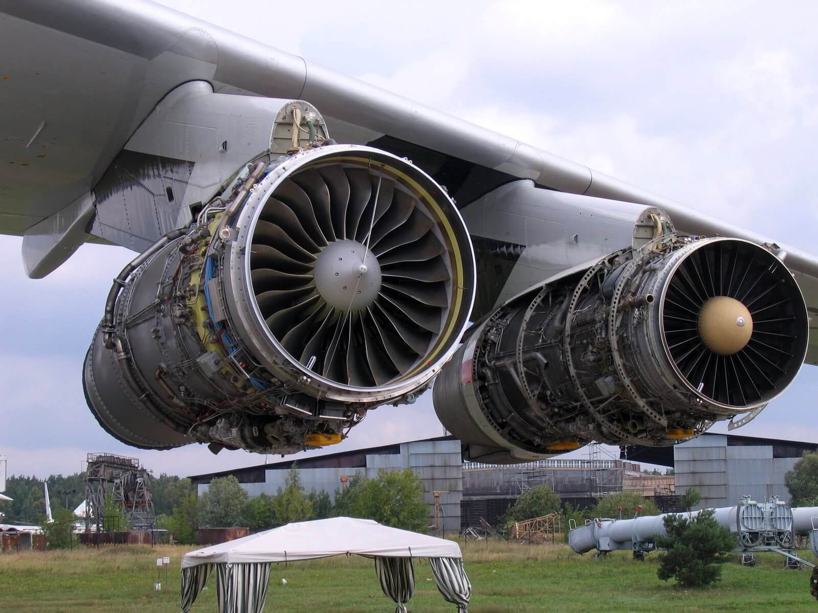 Il-76TD_Soloviev_aircraft_engine.jpg